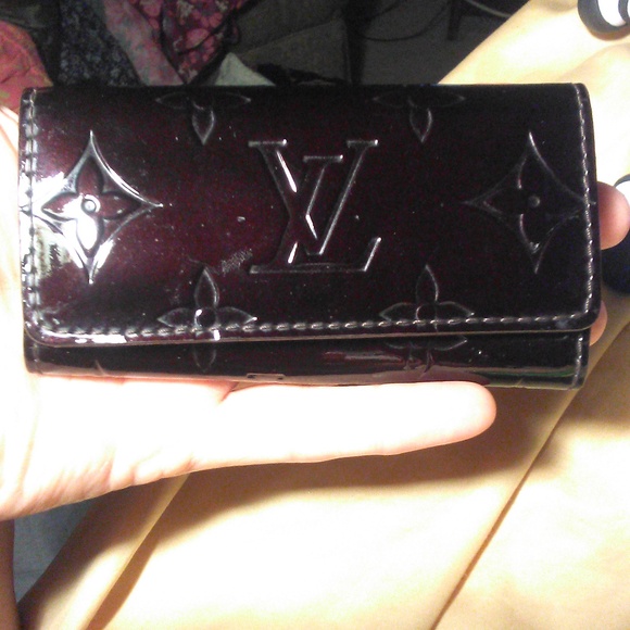 FABULOUS LOUIS VUITTON KEY BURGUNDY VERNIS 4 KEY CASE BEAUTIFUL WAY TO HOLD KEYS - Picture 11 of 12